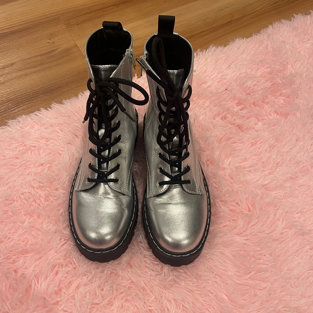 Simply Jules chrome silver boots